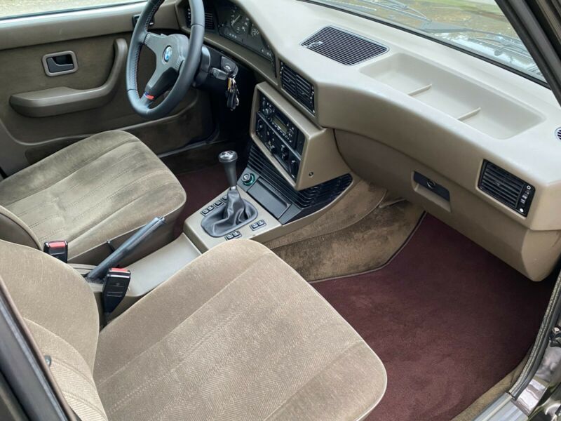 BMW 5 Series • 1986 • 116,470 km 13