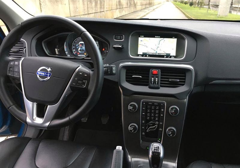 Volvo V40 • 2015 • 120,000 km 5