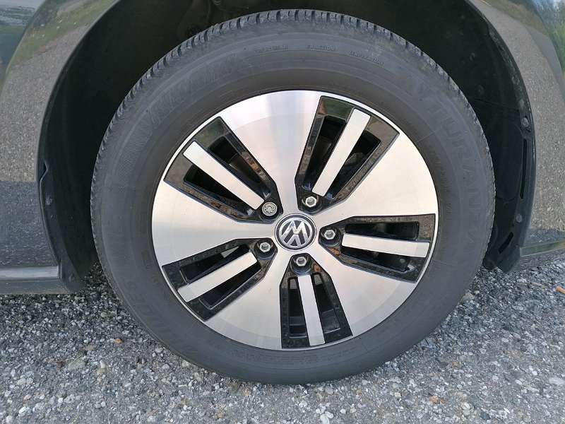 Volkswagen e-Golf • 2018 • 105,500 km 4