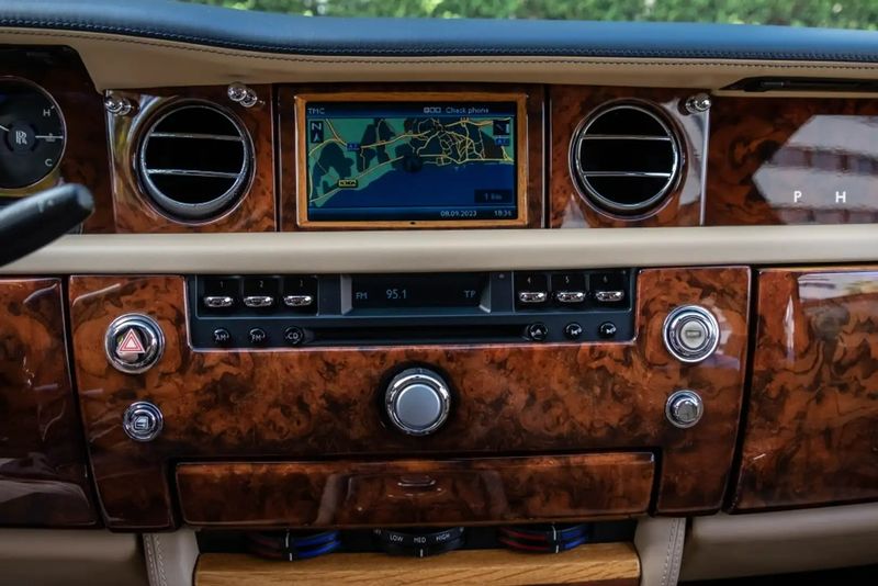 Rolls-Royce Phantom • 2011 • 75,000 km 14