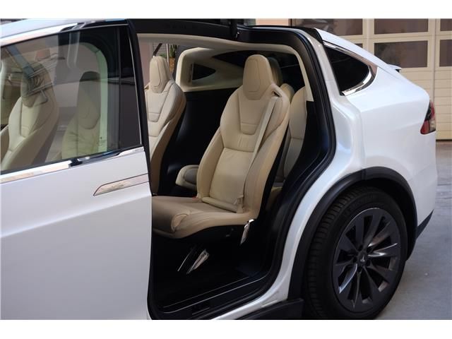 Tesla Model X • 2017 • 128,000 km 3