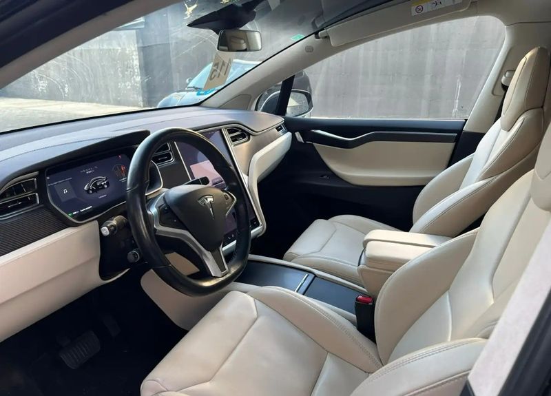 Tesla Model X • 2018 • 95,000 km 3