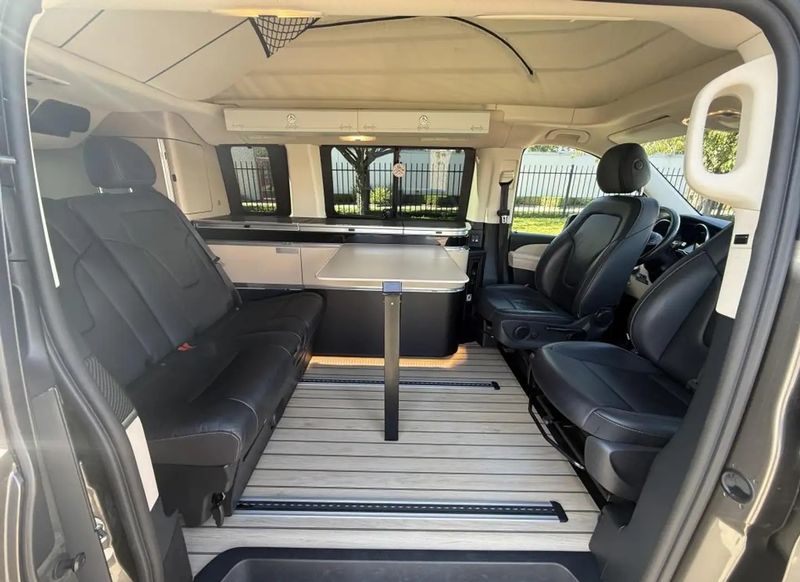 Mercedes-Benz 210 Van • 2018 • 84,000 km 10