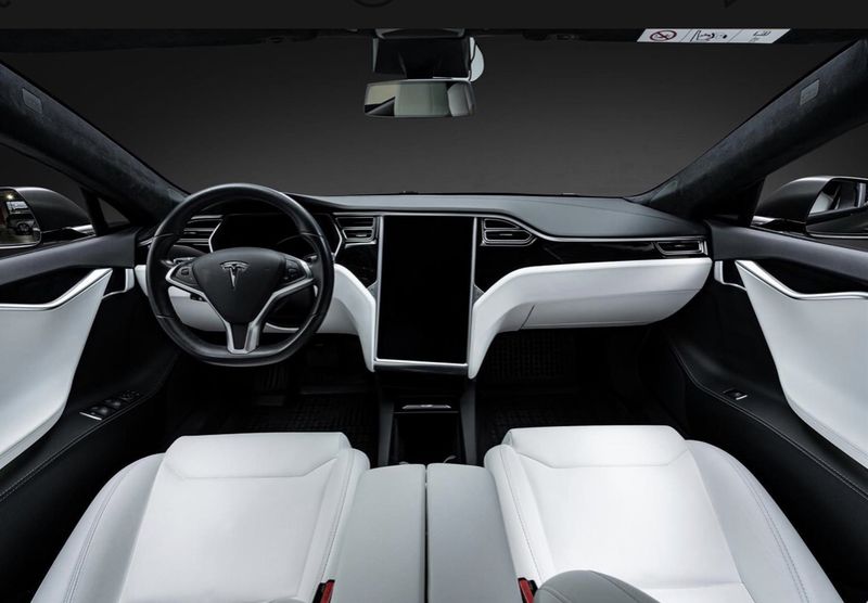 Tesla Model S • 2018 • 111,000 km 5