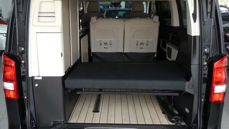 Mercedes-Benz 200 - 300 • 2019 • 76,303 km 9