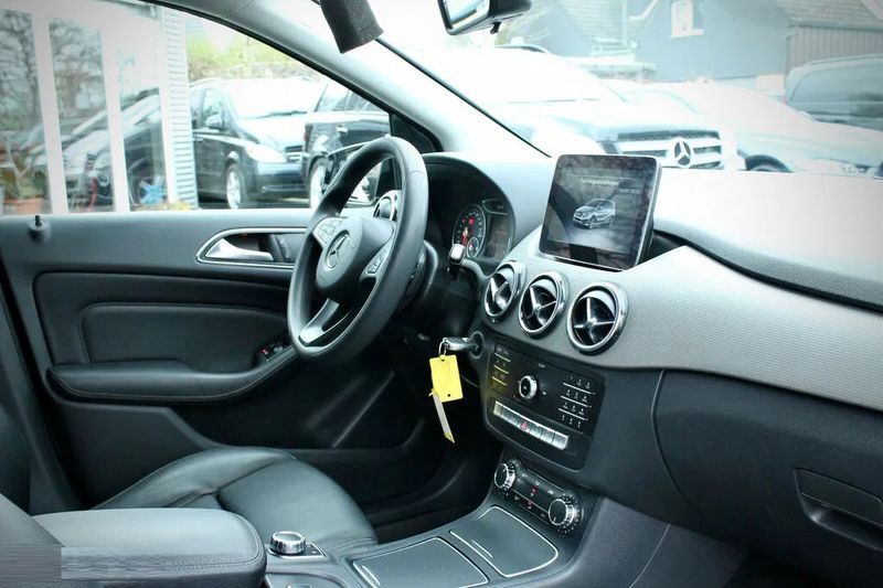 Mercedes-Benz Class B • 2017 • 154,000 km 4