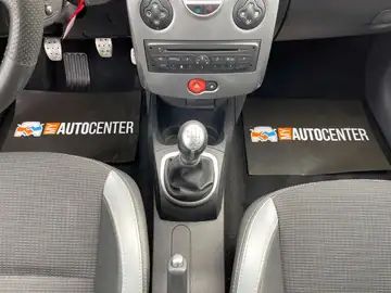 Renault Clio • 2010 • 99,595 km 4