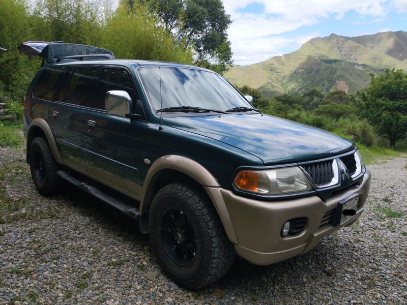 Mitsubishi Montero Sport • 2005 • 244,000 km 2