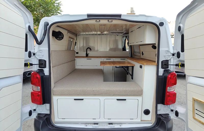 Opel Vivaro • 2024 • 5,292 km 5