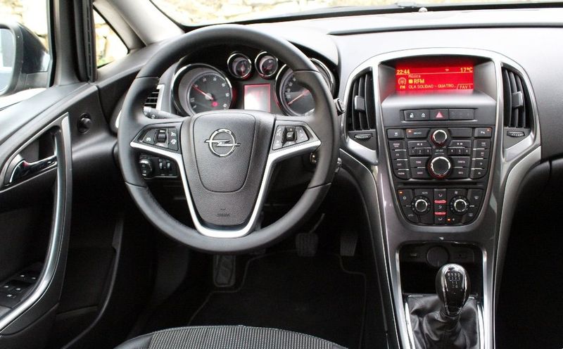 Opel Astra • 2015 • 96,000 km 3