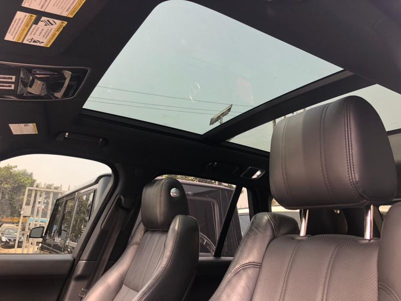 Land Rover Range Rover • 2018 • 50,000 km 2