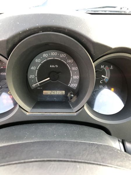 Toyota Hilux • 2009 • 240,000 km 4