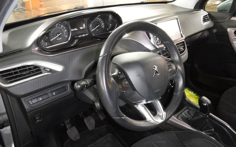 Peugeot 2008 • 2015 • 160,000 km 3
