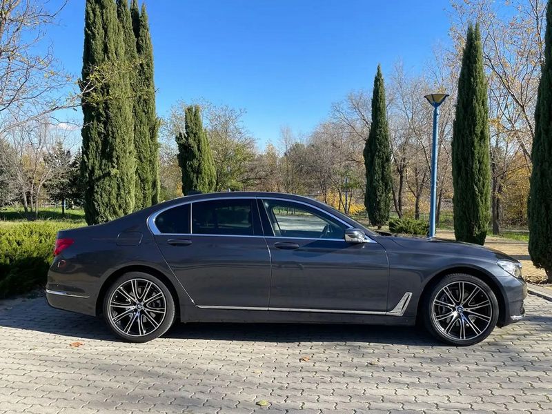 BMW 7 Series • 2017 • 137,000 km 3