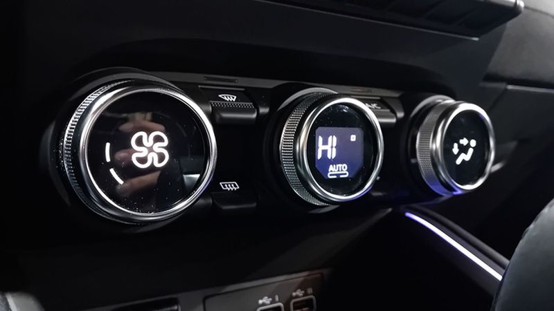 Renault Clio • 2023 • 10,831 km 38