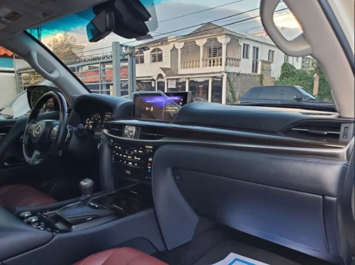 Lexus LX • 2018 • 60,000 km 2