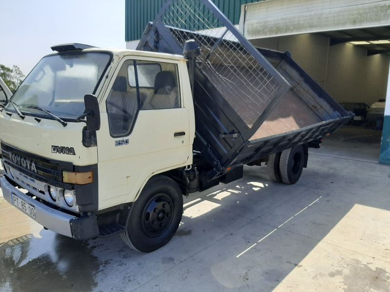 Toyota Dyna • 1990 • 250,000 km 1