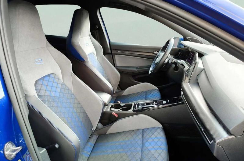 Volkswagen Golf • 2023 • 16,673 km 9