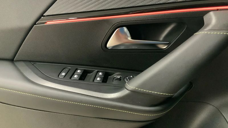 Peugeot 2008 • 2020 • 67,943 km 5