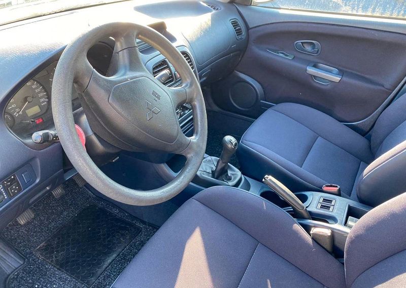 Mitsubishi Carisma • 2002 • 200,000 km 4