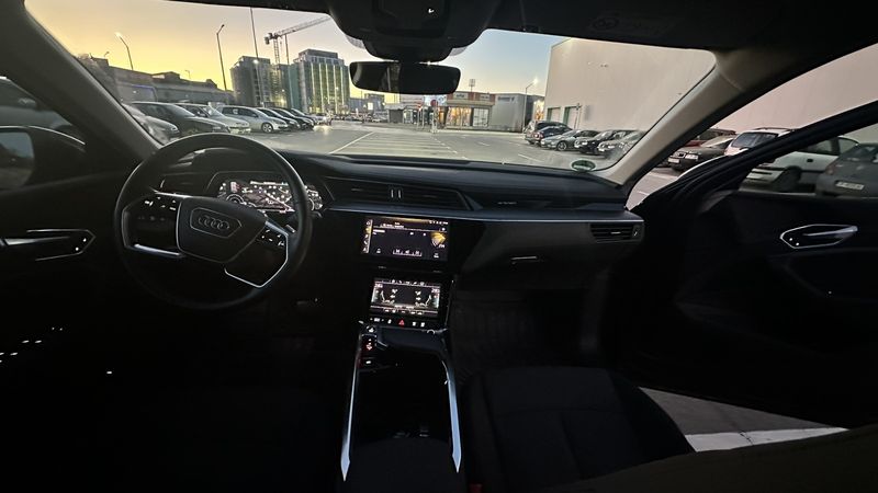 Audi e-tron • 2021 • 28,000 km 2