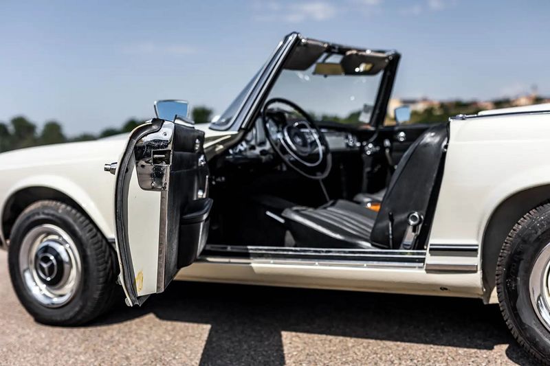 Mercedes-Benz SL • 1965 • 45,000 km 13