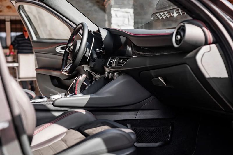 Alfa Romeo Giulia • 2020 • 36,500 km 10