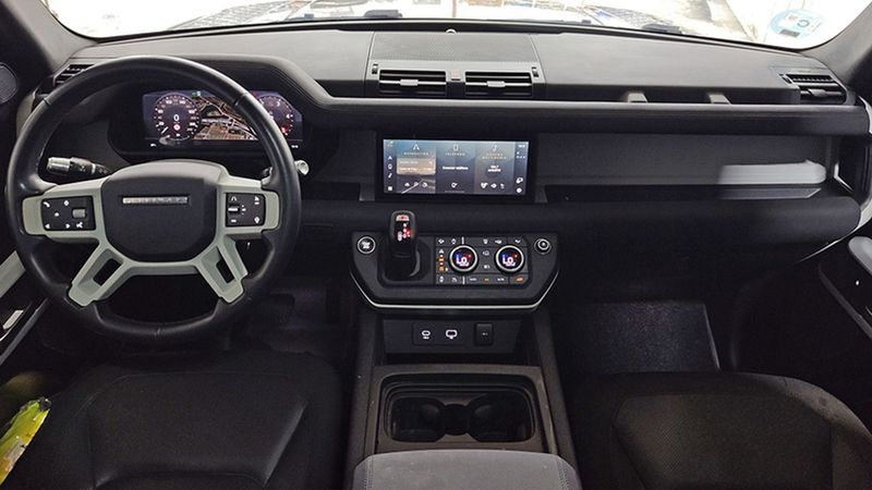 Land Rover Defender • 2020 • 53,363 km 10