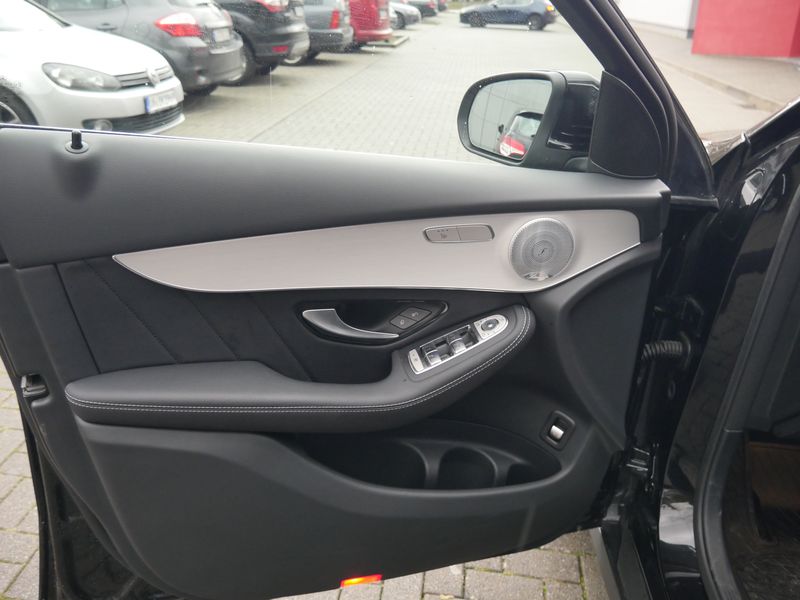 Mercedes-Benz GLC-Class • 2020 • 18,000 km 9