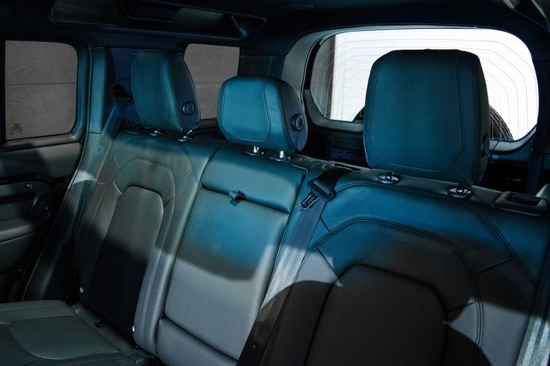 Land Rover Defender • 2024 • 900 km 9