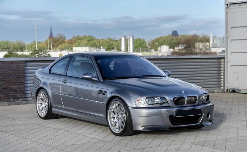 BMW M3 • 2003 • 118,000 km 2