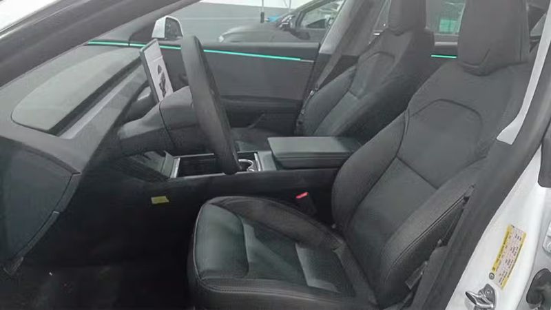 Tesla Model 3 • 2024 • 6,870 km 7