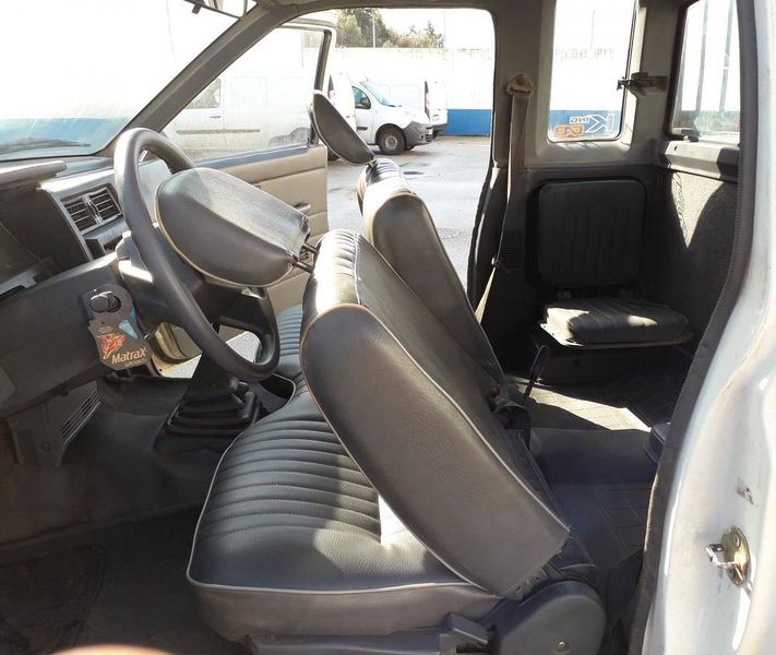 Nissan Pickup • 1993 • 200,000 km 3