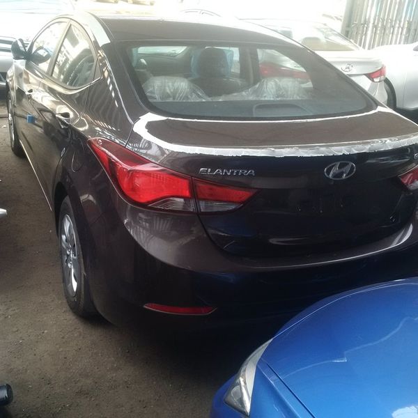 Hyundai Elantra • 2015 • 23 km 3