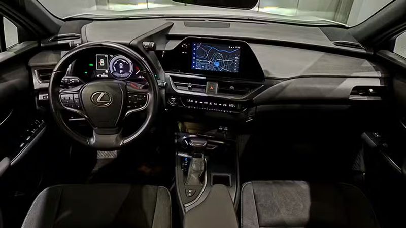 Lexus UX • 2023 • 68,000 km 6