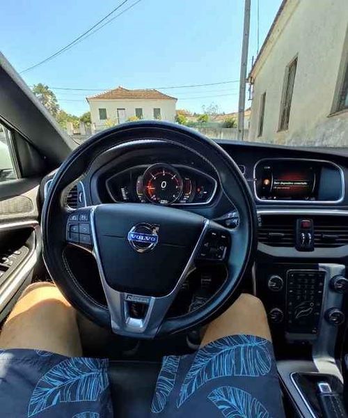 Volvo V40 • 2014 • 80,000 km 4