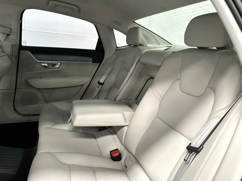 Volvo S90 • 2023 • 22,000 km 10