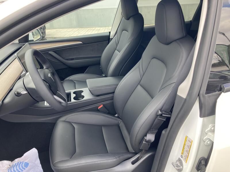 Tesla Model Y • 2024 • 2,458 km 21