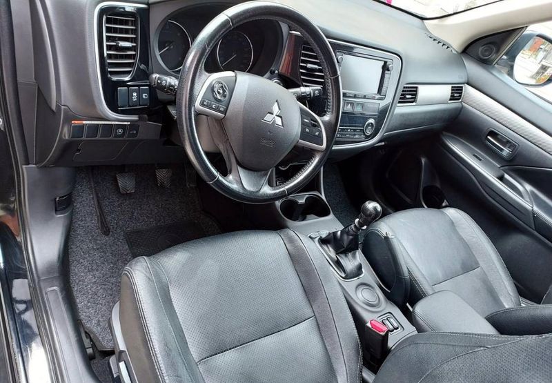 Mitsubishi Outlander • 2015 • 169,999 km 10