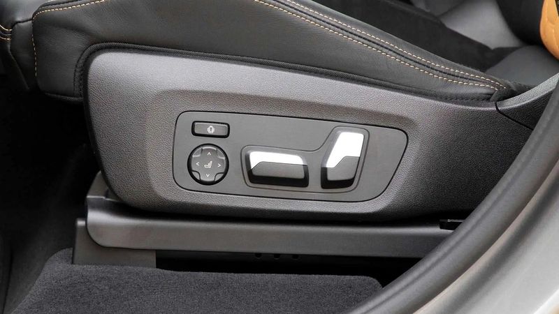 BMW X3 • 2020 • 25,900 km 12