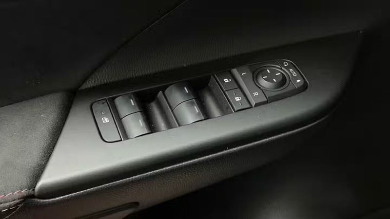 Toyota C-HR • 2024 • 5,350 km 36