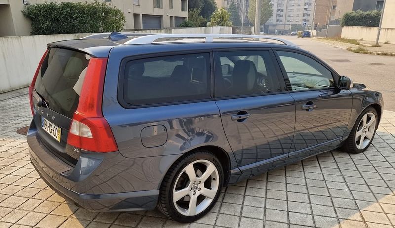 Volvo V70 • 2009 • 238,000 km 2