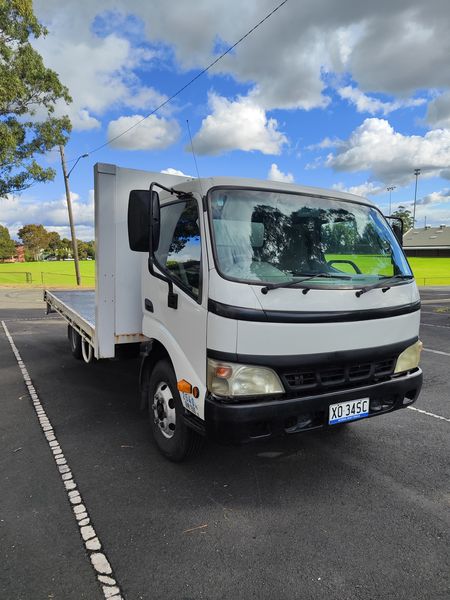 Hino Dutro • 2004 • 240,000 km 1