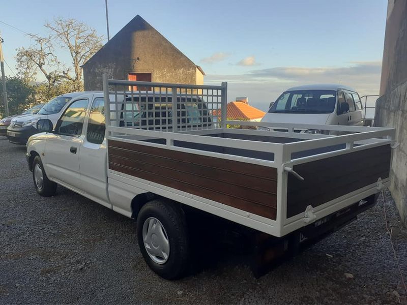 Toyota Hilux • 2000 • 239,000 km 7