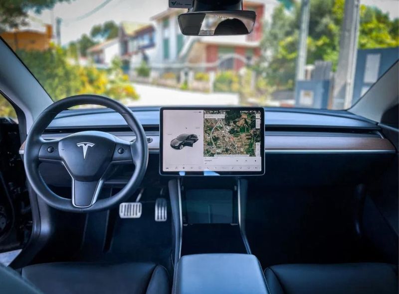 Tesla Model 3 • 2020 • 19,800 km 3