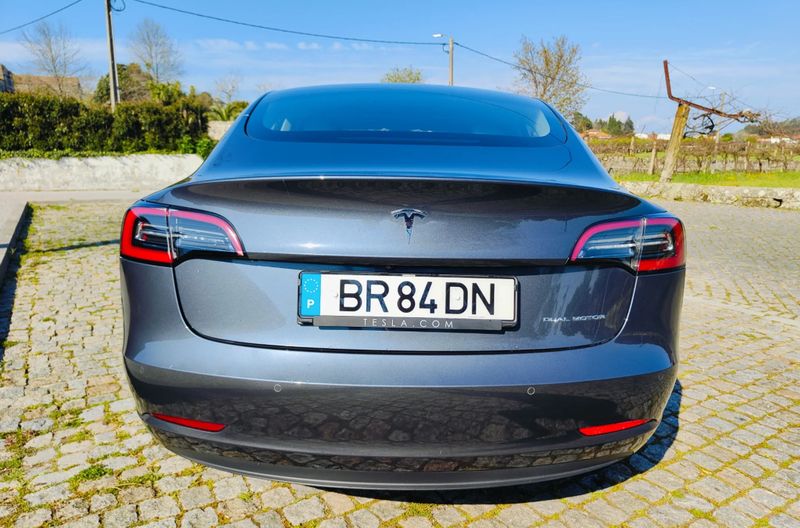 Tesla Model 3 • 2021 • 2,021 km 2