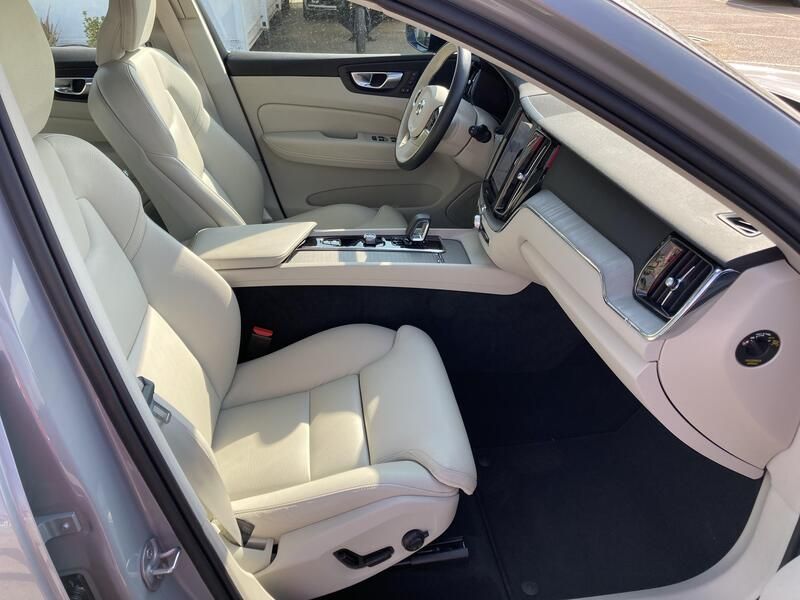 Volvo XC60 • 2024 • 12,819 km 24