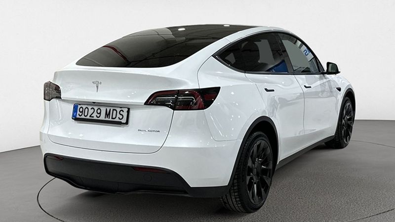 Tesla Model Y • 2023 • 8,890 km 2