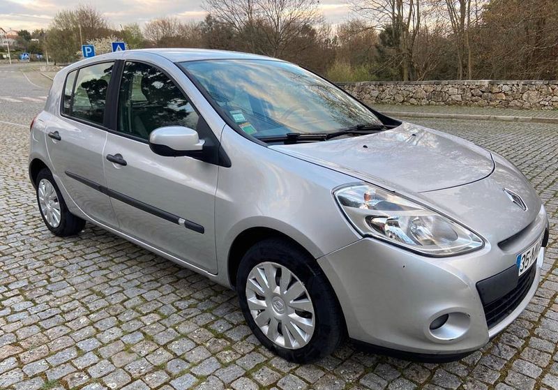 Renault Clio • 2011 • 199,999 km 3
