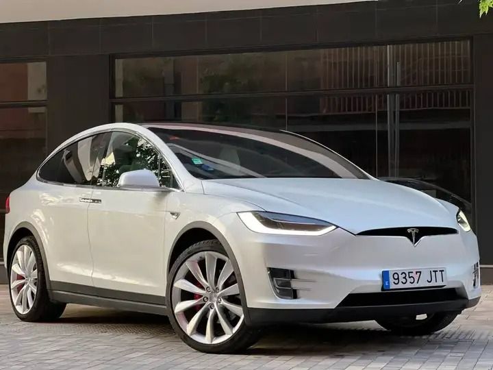 Tesla Model X • 2016 • 42,965 km 3